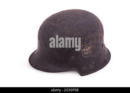 Deutschland im Zweiten Weltkrieg Helm der deutschen Armee (Modell M35) mit Abziehbildern auf isoliertem Hintergrund. Stockfoto