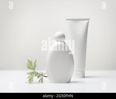 Weiße Plastikflasche und -Tube mit Reflexion auf weißem Hintergrund mit Kopierraum. Beauty-Produkt, Kosmetik, Hygiene-Mockup für Ihr Design Stockfoto