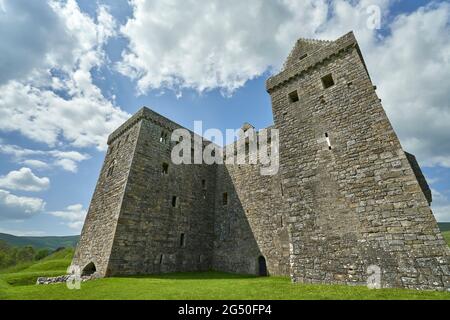 Hermitage Castle eine halbruinierte Burg in der Grenzregion von Schottland. Es steht unter der Obhut des Historic Scotland. Das Schloss hat einen guten Ruf, bot Stockfoto