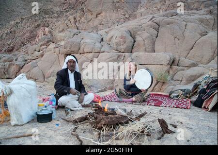 ÄGYPTEN, SINAI: Zusammen mit Beduinen Soliman Al Ashrab aus dem Stamm der Mzaina, 2 Kamelen und 2 Hunden bin ich vier Tage lang durch die nahe gelegenen Wüstenlandschaften gegangen Stockfoto