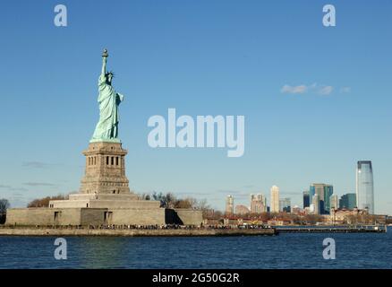Die Freiheitsstatue ist eine kolossale neoklassische Skulptur auf Liberty Island im New Yorker Hafen in New York City, in den Vereinigten Staaten. Stockfoto