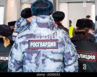 Rosgvardia und die Polizei sind am Rahmen des Metalldetektors im Einsatz. Einheiten der russischen Nationalgarde bereiten sich darauf vor, die allgemeine Sicherheit während eines Fußballspiels im Luschniki-Stadion in Moskau zu gewährleisten. Stockfoto