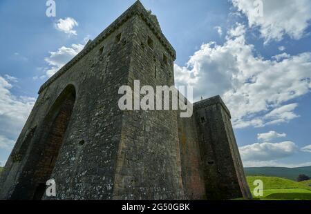 Hermitage Castle eine halbruinierte Burg in der Grenzregion von Schottland. Es steht unter der Obhut des Historic Scotland. Das Schloss hat einen guten Ruf, bot Stockfoto