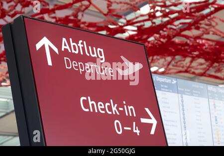 Berlin, Deutschland. Juni 2021. Auf dem Schild am Terminal des Flughafens Berlin-Brandenburg (BER) steht „Abflug - Abflug und Check-in“. Quelle: Christophe Gateau/dpa/Alamy Live News Stockfoto