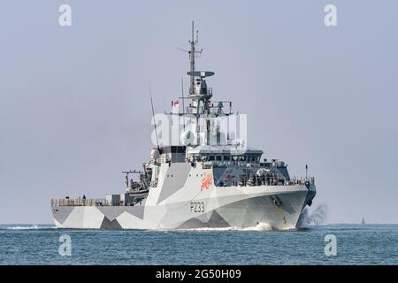 Das Offshore-Patrouillenschiff HMS Tamar (P233) der Royal Navy River-Klasse in ihrer disruptiven Blendfarbe - Juni 2021 Stockfoto