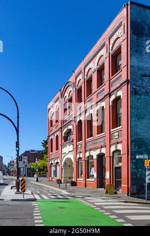 Historisches rotes Backsteingebäude an der Wharf Street in Victoria, British Columbia, Kanada Stockfoto