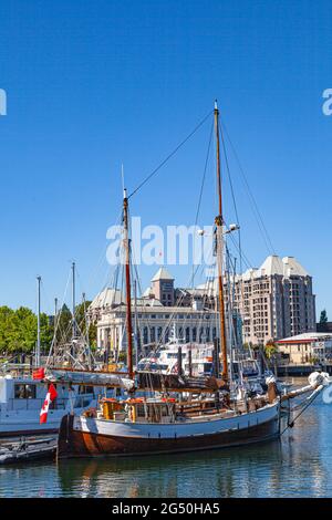 Heritage Holzketsch mit geschälten Holzketschen dockte in Victoria British Columbia, Kanada Stockfoto