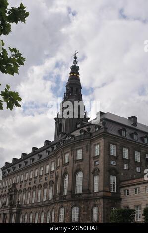 Kopenhagen, Dänemark. 24. Juni 2021, Schloss Christiansborg und ein Teil des dänischen parlaments und des Ministerbüros budilgina dn gehören zu den politischen Parteien Stockfoto