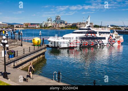 Blick auf den Binnenhafen in Victoria mit einer Katamaran-Fähre, die mit einheimischer Kunst an der Westküste von British Columbia, Kanada, dekoriert ist Stockfoto