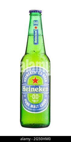 Heineken alkoholfreie Bierflasche steht auf transparentem Glastisch isoliert auf weißem Hintergrund - Wolgograd, Russland - 03. Juni 2021. Stockfoto