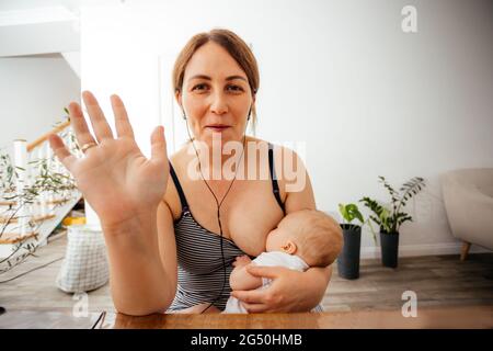 Porträt einer stillenden Mutter während eines Online-Meetings Stockfoto