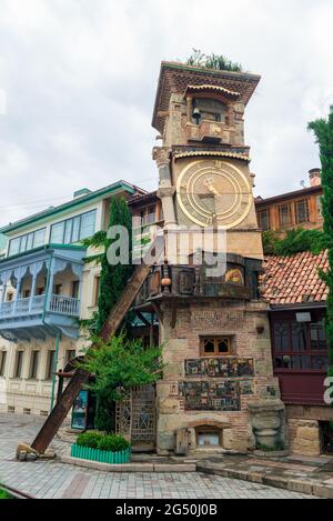Schöner Uhrturm des Puppentheaters Rezo Gabriadze im historischen Zentrum des alten Tiflis, Georgien Stockfoto