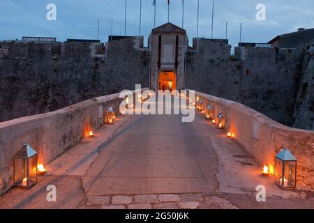 FRANKREICH. ALPES MARITIMES (06) VILLEFRANCHE SUR MER BEI NACHT Stockfoto