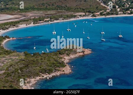 FRANKREICH. CORSE-DU-SUD (2A) COTE DES NACRES. IN DER NÄHE VON PORTO-VECCHIO, SAN CIPRIANU BAY (LUFTAUFNAHME) Stockfoto