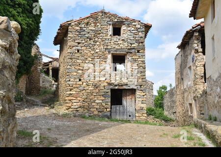 Altes Haus aus trockenem Stein auf dem Dorfplatz von Villarijo gebaut. Derzeit aufgegeben, Provinz Soria, Spanien. Stockfoto