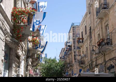 JERUSALEM, ISRAEL - 07. Mai 2012: Israelischer Patriotismus: Fahnen auf Balkonen an Häusern in der Altstadt von Jerusalem Stockfoto