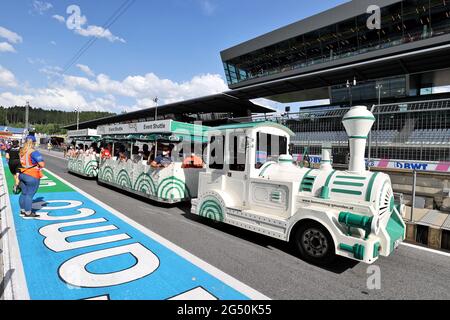 Spielberg, Österreich. Juni 2021. Circuit Atmosphäre - Pit Lane Zug für Inhaber von drei Tageskarten. Steiermark Grand Prix, Donnerstag, 24. Juni 2021. Spielberg, Österreich. Quelle: James Moy/Alamy Live News Stockfoto