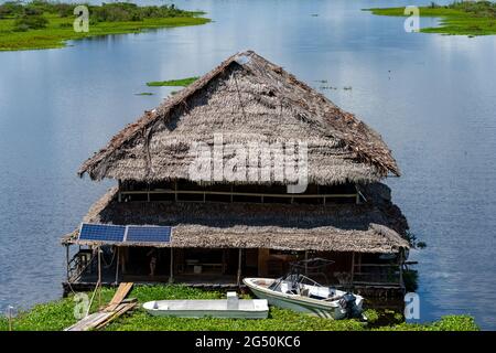 Malerischer Blick über den Fluss Itaya in Iquitos, Peru Stockfoto