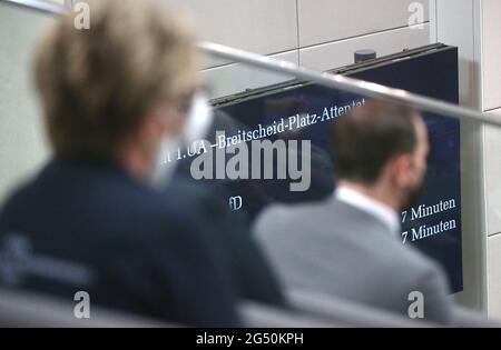 Berlin, Deutschland. Juni 2021. Angehörige und Überlebende der Opfer des Anschlags auf den Breitscheider Platz verfolgen die Debatte über den Untersuchungsausschuss Amri im Bundestag. Quelle: Wolfgang Kumm/dpa/Alamy Live News Stockfoto