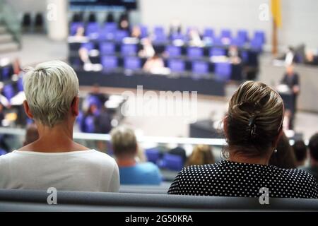 Berlin, Deutschland. Juni 2021. Angehörige und Überlebende der Opfer des Anschlags auf den Breitscheider Platz verfolgen die Debatte über den Untersuchungsausschuss Amri im Bundestag. Quelle: Wolfgang Kumm/dpa/Alamy Live News Stockfoto