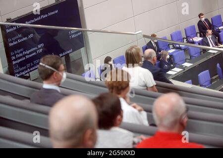 Berlin, Deutschland. Juni 2021. Angehörige und Überlebende der Opfer des Anschlags auf den Breitscheider Platz verfolgen die Debatte über den Untersuchungsausschuss Amri im Bundestag. Quelle: Wolfgang Kumm/dpa/Alamy Live News Stockfoto