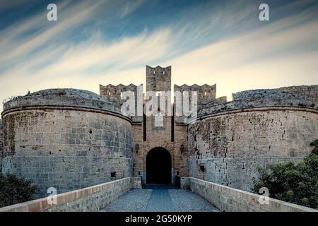 Eines der bemerkenswertesten Tore aus militärischer Sicht in der mittelalterlichen Stadt Rhodos ist definitiv das D’Amboise Gate. Stockfoto