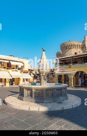 RHODOS, GRIECHENLAND - 06. OKTOBER 2018:der Brunnen, der den hippokrates Platz in der Altstadt von rhodos schmückt. Stockfoto