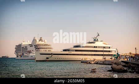 RHODOS, GRIECHENLAND - 06. OKTOBER 2018: Mandraki Hafen auf Rhodos mit Yachten, Linienschiffen und Booten voller Touristen Stockfoto