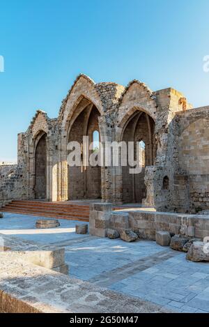 Die Ruinen der alten gotischen Kirche liegen innerhalb der alten Stadtmauern von Rhodos Stadt. Stockfoto