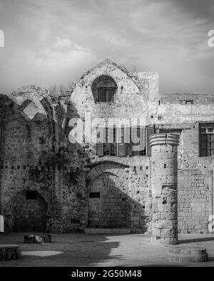 Eine monochromatische Bearbeitung der Ruinen der alten gotischen Kirche liegt innerhalb der alten Stadtmauern von Rhodos Stadt. Stockfoto