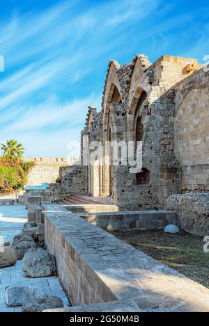 Die Ruinen der alten gotischen Kirche liegen innerhalb der alten Stadtmauern von Rhodos Stadt. Stockfoto