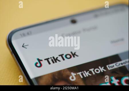 New york, USA - 24 2021. Juni: TikTok für Creator-App auf dem Smartphone-Bildschirm Nahaufnahme Stockfoto