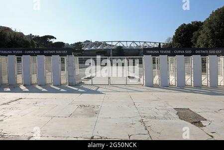 Roma, RM, Italien - 15. August 2020: Geschlossene Tore des Olympiastadions Stadio Olimpico in italienischer Sprache Stockfoto