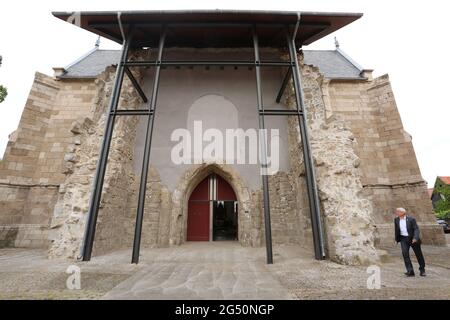 Ellrich, Deutschland. Juni 2021. Blick auf die St. John's Church. Für den Wiederaufbau des Glockenturms überreichte der Ministerpräsident von Thüringen am selben Tag einen Zuschussscheck in Höhe von 3.1 Millionen Euro. Der Glockenturm soll bis 2024 errichtet werden. Der alte Turm wurde Anfang des 20. Jahrhunderts einem Blitzschlag zum Opfer gefallen. Es wurde wieder aufgebaut, musste aber zu DDR-Zeiten wegen Verfall abgerissen werden. Quelle: Matthias Bein/dpa-Zentralbild/ZB/dpa/Alamy Live News Stockfoto