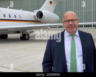 Berlin, Deutschland. Juni 2021. Bundeswirtschaftsminister Peter Altmaier (CDU) steht vor seinem Abflug in die USA auf dem Vorfeld des Flughafens. (To dpa 'Altmaier sieht transatlantischen Neustart - Reise nach Washington') Quelle: Andreas Hoenig/dpa/Alamy Live News Stockfoto