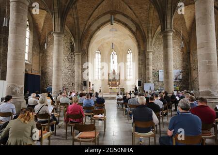 Ellrich, Deutschland. Juni 2021. Blick auf die St. John's Church. Für den Wiederaufbau des Glockenturms überreichte der Ministerpräsident von Thüringen am selben Tag einen Zuschussscheck in Höhe von 3.1 Millionen Euro. Der Glockenturm soll bis 2024 errichtet werden. Der alte Turm wurde Anfang des 20. Jahrhunderts einem Blitzschlag zum Opfer gefallen. Es wurde wieder aufgebaut, musste aber zu DDR-Zeiten wegen Verfall abgerissen werden. Quelle: Matthias Bein/dpa-Zentralbild/ZB/dpa/Alamy Live News Stockfoto