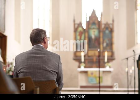 Ellrich, Deutschland. Juni 2021. In der Johanniskirche sitzt der Ministerpräsident Thüringens, Bodo Ramelow (die Linke). Für den Wiederaufbau des Glockenturms übergab der Ministerpräsident von Thüringen am selben Tag einen Zuschussscheck in Höhe von 3.1 Millionen Euro. Der Glockenturm soll bis 2024 errichtet werden. Der alte Turm wurde Anfang des 20. Jahrhunderts einem Blitzschlag zum Opfer gefallen. Es wurde wieder aufgebaut, musste aber zu DDR-Zeiten wegen Verfall abgerissen werden. Quelle: Matthias Bein/dpa-Zentralbild/ZB/dpa/Alamy Live News Stockfoto