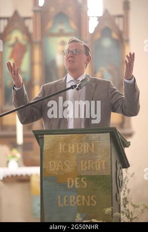 Ellrich, Deutschland. Juni 2021. In der Johanniskirche spricht der thüringische Ministerpräsident Bodo Ramelow (die Linke). Für den Wiederaufbau des Glockenturms übergab er am selben Tag einen Zuschussscheck in Höhe von 3.1 Millionen Euro. Der Glockenturm soll bis 2024 errichtet werden. Der alte Turm wurde Anfang des 20. Jahrhunderts einem Blitzschlag zum Opfer gefallen. Es wurde wieder aufgebaut, musste aber zu DDR-Zeiten wegen Verfall abgerissen werden. Quelle: Matthias Bein/dpa-Zentralbild/ZB/dpa/Alamy Live News Stockfoto