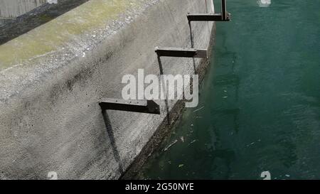 3d-Illustration - EIN von Menschen gemachtes Staudamm in EINEM kleinen Fluss Stockfoto