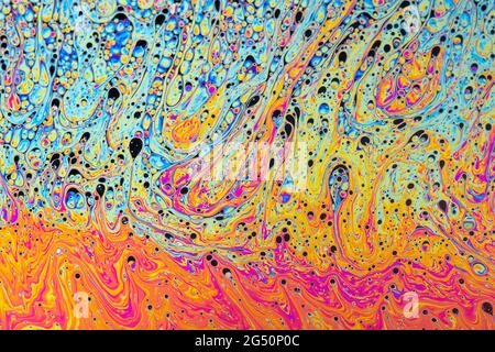 Flüssige Seifenblase psychedelisch farbenfrohe abstrakte Kunst. Surreale Muster mit Regenbögen und Farbwellen in Bewegung. Stockfoto