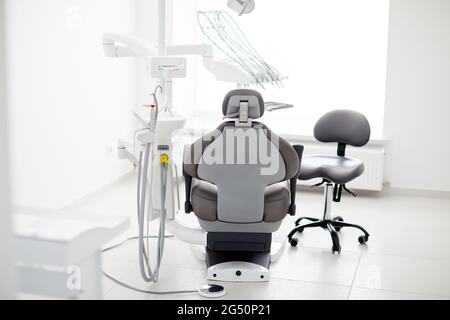 Zahnarztpraxen mit modernem Stuhl und speziellen Zahnarztgeräten Stockfoto