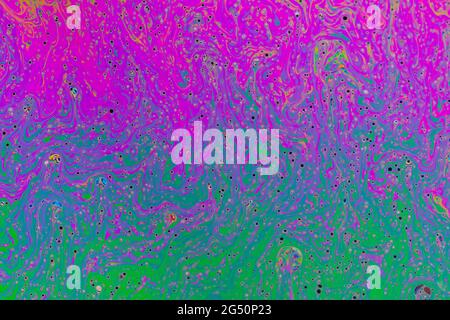 Flüssige Seifenblase psychedelisch farbenfrohe abstrakte Kunst. Surreale Muster mit Regenbögen und Farbwellen in Bewegung. Stockfoto