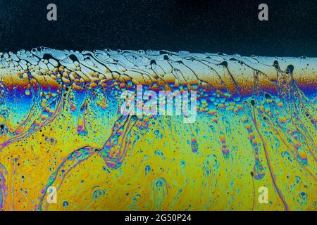 Flüssige Seifenblase psychedelisch farbenfrohe abstrakte Kunst. Surreale Muster mit Regenbögen und Farbwellen in Bewegung. Stockfoto