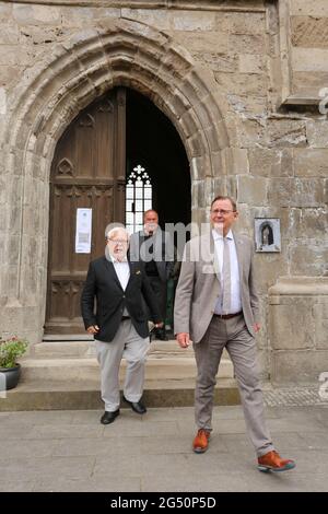 Ellrich, Deutschland. Juni 2021. Der Ministerpräsident Thüringens, Bodo Ramelow (die Linke), verlässt die Johanniskirche. Für den Wiederaufbau des Glockenturms übergab der Ministerpräsident von Thüringen am selben Tag einen Zuschussscheck in Höhe von 3.1 Millionen Euro. Der Glockenturm soll bis 2024 errichtet werden. Der alte Turm wurde Anfang des 20. Jahrhunderts einem Blitzschlag zum Opfer gefallen. Es wurde wieder aufgebaut, musste aber zu DDR-Zeiten wegen Verfall abgerissen werden. Quelle: Matthias Bein/dpa-Zentralbild/ZB/dpa/Alamy Live News Stockfoto