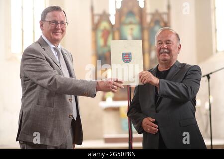 Ellrich, Deutschland. Juni 2021. Thüringens Ministerpräsident Bodo Ramelow (die Linke) übergibt einen Zuschussscheck in Höhe von 3.1 Millionen Euro an Martin Bischoff, den Vorsitzenden des Glockenturm-Wiederaufbauverbandes, in der St. Johannis Kirche. Der Glockenturm soll bis 2024 errichtet werden. Der alte Turm wurde Anfang des 20. Jahrhunderts einem Blitzschlag zum Opfer gefallen. Es wurde wieder aufgebaut, musste aber zu DDR-Zeiten wegen Verfall abgerissen werden. Quelle: Matthias Bein/dpa-Zentralbild/ZB/dpa/Alamy Live News Stockfoto