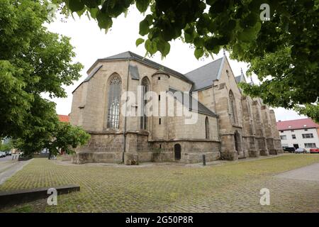 Ellrich, Deutschland. Juni 2021. Blick auf die St. John's Church. Für den Wiederaufbau des Glockenturms überreichte der Ministerpräsident von Thüringen am selben Tag einen Zuschussscheck in Höhe von 3.1 Millionen Euro. Der Glockenturm soll bis 2024 errichtet werden. Der alte Turm wurde Anfang des 20. Jahrhunderts einem Blitzschlag zum Opfer gefallen. Es wurde wieder aufgebaut, musste aber zu DDR-Zeiten wegen Verfall abgerissen werden. Quelle: Matthias Bein/dpa-Zentralbild/ZB/dpa/Alamy Live News Stockfoto