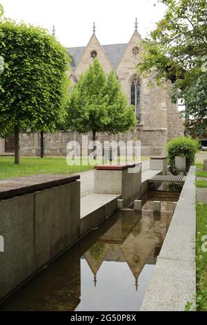 Ellrich, Deutschland. Juni 2021. Blick auf die St. John's Church. Für den Wiederaufbau des Glockenturms überreichte der Ministerpräsident von Thüringen am selben Tag einen Zuschussscheck in Höhe von 3.1 Millionen Euro. Der Glockenturm soll bis 2024 errichtet werden. Der alte Turm wurde Anfang des 20. Jahrhunderts einem Blitzschlag zum Opfer gefallen. Es wurde wieder aufgebaut, musste aber zu DDR-Zeiten wegen Verfall abgerissen werden. Quelle: Matthias Bein/dpa-Zentralbild/ZB/dpa/Alamy Live News Stockfoto