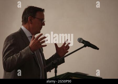 Ellrich, Deutschland. Juni 2021. Der Ministerpräsident Thüringens, Bodo Ramelow (die Linke), spricht in der St. Johannis-Kirche. Blick auf die St. Johannis Kirche. Für den Wiederaufbau des Glockenturms übergab der Ministerpräsident von Thüringen am selben Tag einen Zuschussscheck in Höhe von 3.1 Millionen Euro. Der Glockenturm soll bis 2024 errichtet werden. Der alte Turm wurde Anfang des 20. Jahrhunderts einem Blitzschlag zum Opfer gefallen. Es wurde wieder aufgebaut, musste aber zu DDR-Zeiten wegen Verfall abgerissen werden. Quelle: Matthias Bein/dpa-Zentralbild/ZB/dpa/Alamy Live News Stockfoto