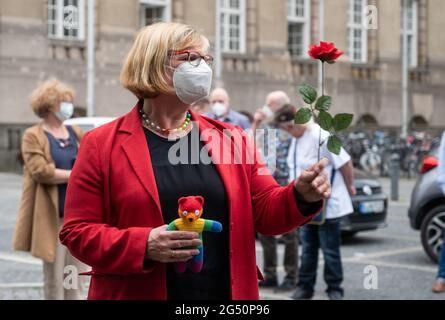 Berlin, Deutschland. Juni 2021. Angelika Schöttler (SPD), Bezirksbürgermeisterin von Tempelhof-Schöneberg, hat den Rainbow Award erhalten. Quelle: Christophe Gateau/dpa/Alamy Live News Stockfoto