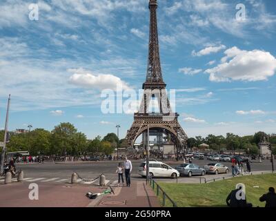 Paris, Frankreich, Mai 2021. Alltag in den Straßen von Paris mit dem Eiffelturm im Hintergrund Stockfoto